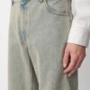02 Relaxed Straight Jeans